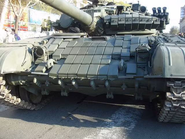 So với mẫu T-72M/M1 (Syria có sử dụng), toàn bộ mặt trước tháp pháo, mặt trước thân, hai bên hông xe được tăng cường giáp phản ứng nổ Kontakt-1 đem lại khả năng chống chọi hiệu quả trước vũ khí chống tăng của đối phương.