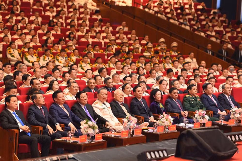 Tổng Bí thư dự Lễ kỷ niệm 75 năm ngày xây dựng lực lượng CAND - Hình 6 Tong Bi thu du Le ky niem 75 nam ngay xay dung luc luong CAND-Hinh-6