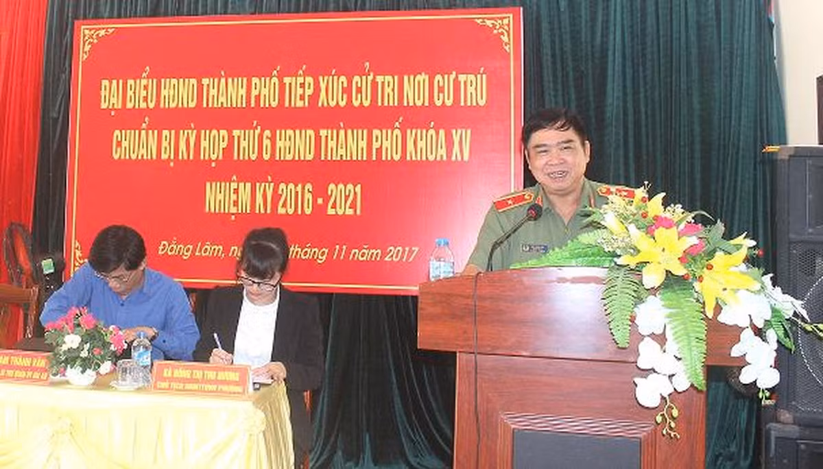 Ông Ca từng nhiều năm công tác tại Công an TP Hải Phòng, trải qua các chức vụ Phó rồi Trưởng phòng Tham mưu Công an TP Hải Phòng. Từ tháng 5/2003 đến tháng 6/2010, ông là Đại tá, Phó Giám đốc Công an thành phố, Thủ trưởng Cơ quan Cảnh sát điều tra, Công an TP Hải Phòng. Từ tháng 7/2010 đến tháng 6/2013: Ủy viên Ban thường vụ Thành ủy, Ủy viên UBND TP, Bí thư Đảng ủy, Giám đốc Công an TP Hải Phòng; đại biểu HĐND TP khóa XIV.