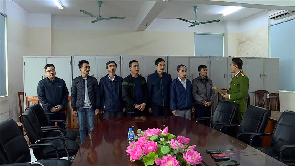  Bắt nhiều đối tượng liên quan sai phạm Trung tâm Đăng kiểm: Ngày 23/2, Cơ quan Cảnh sát điều tra (PC03) Công an tỉnh Hưng Yên đã khởi tố vụ án Giả mạo trong công tác và Nhận hối lộ; ra Lệnh bắt bị can để tạm giam, tiến hành khám xét tại Trung tâm đăng kiểm xe cơ giới Hưng Yên 89-02S, có địa chỉ tại xã Bảo Khê, thành phố Hưng Yên; Trung tâm đăng kiểm xe cơ giới 89-05D, có địa chỉ tại Thị trấn Yên Mỹ, huyện Yên Mỹ, và nơi ở đối với 7 bị can. Trong đó có Nguyễn Thanh Sơn - Giám đốc Trung tâm đăng kiểm xe cơ giới 89-05D; Bùi Ngọc Tân - Giám đốc Trung tâm đăng kiểm xe cơ giới 89-06D…