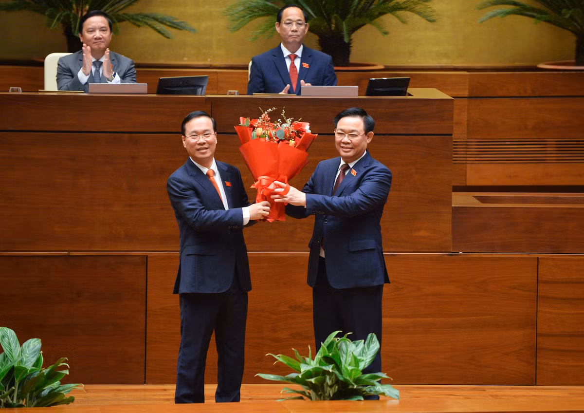 Chủ tịch Quốc hội Vương Đình Huệ gửi bó hoa tươi thắm và lời chúc mừng tốt đẹp nhất đến Chủ tịch nước Võ Văn Thưởng.