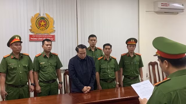 Đặc biệt thời gian qua, Công an thành phố tập trung xác minh, đấu tranh làm rõ các hành vi sai phạm, tiêu cực tại Cục Đăng kiểm Việt Nam và các trung tâm đăng kiểm trên địa bàn TPHCM và các tỉnh, thành phố khác. Đến nay, Công an thành phố đã khởi tố vụ án, khởi tố 147 bị can để điều tra về các hành vi “Giả mạo trong công tác, Đưa hối lộ, Nhận hối lộ, Môi giới hối lộ, Sản xuất, mua bán, trao đổi hoặc tặng cho công cụ, thiết bị, phần mềm để sử dụng vào mục đích trái pháp luật, Xâm nhập trái phép vào mạng máy tính, mạng viễn thông hoặc phương tiện điện tử của người khác, Làm giả tài liệu của cơ quan tổ chức, sử dụng tài liệu giả của cơ quan tổ chức”. 