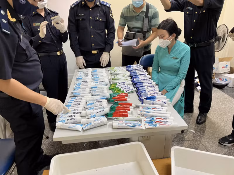 4 nu tiep vien hang khong van chuyen 11kg ma tuy: Khong biet…xu sao?