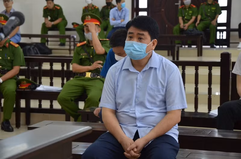 Quá trình nhập, mua bán, thử nghiệm và sử dụng chế phẩm, các bị cáo có nhiều sai phạm, bỏ qua nhiều quy định, với động cơ vụ lợi, gây thiệt hại tài sản nhà nước. Trên thực tế, từ khi Công ty Arktic được thành lập, con trai ông Chung đã đứng tên 40% cổ phần. Quá trình hoạt động, công ty nhiều lần có sự thay đổi thành viên góp vốn, nhưng thực chất việc chuyển nhượng qua lại vốn góp đều do vợ ông Chung chỉ đạo thực hiện, nhờ người đứng tên hộ. Việc phát sinh khâu trung gian mua bán lòng vòng theo chỉ đạo của ông Chung gây thiệt hại ngân sách TP số tiền hơn 36 tỷ đồng.