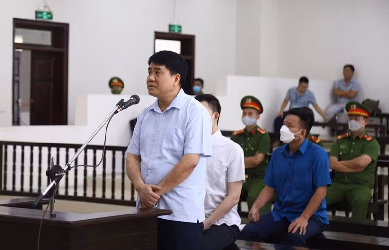 Theo cáo trạng, nhằm cải thiện môi trường, cảnh quan đô thị, từ năm 2009, UBND TP Hà Nội ban hành nhiều văn bản chỉ đạo các đơn vị liên quan chỉ đạo công tác khắc phục ô nhiễm nguồn nước ao, hồ. Tháng 5/2016, ông Chung với vai trò Chủ tịch thành phố đã lựa chọn chế phẩm Redoxy-3C thay thế công nghệ cũ, tổ chức đoàn sang Đức thăm công ty sản xuất chế phẩm Redoxy-3C. Sau đó, ông Chung chỉ đạo bị cáo Võ Tiến Hùng - cựu tổng giám đốc Công ty Thoát nước Hà Nội mua chế phẩm Redoxy-3C thông qua Công ty Arktic.