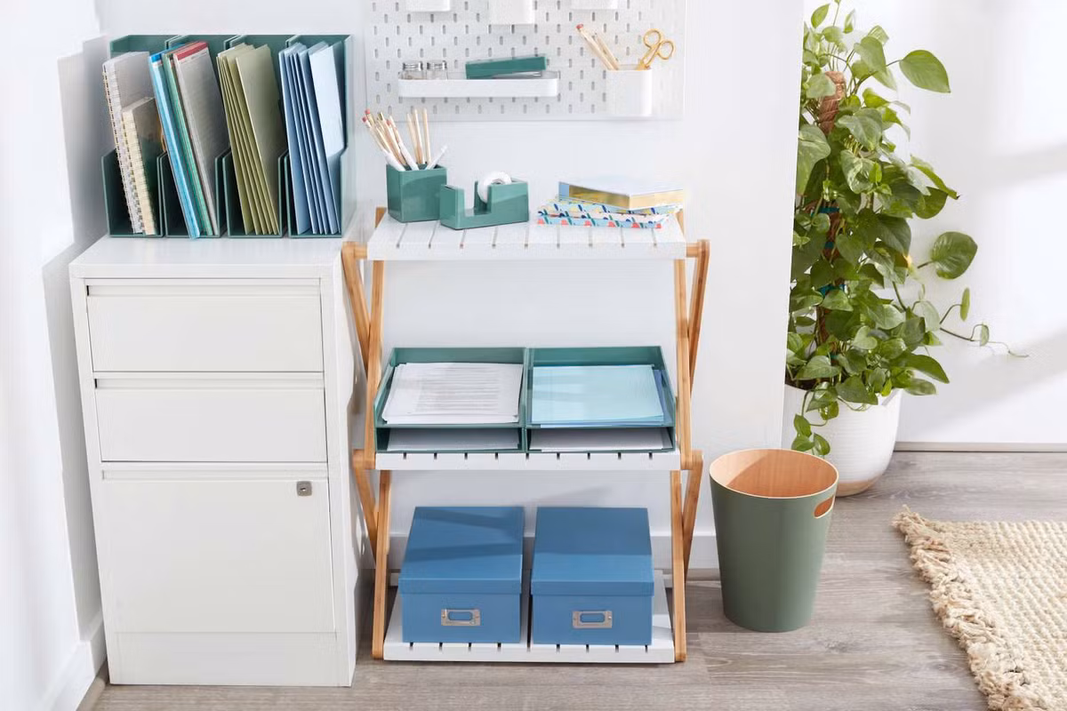 Tái chế thư và bao bì ngay lập tức: Giữa các hóa đơn, thư rác và bưu kiện... có thể chất đống trước cửa trước khi bạn nhận ra điều đó. Để ngăn chặn điều này, Mayorga khuyên bạn nên tái chế mọi thứ ngay khi bạn nhận được.