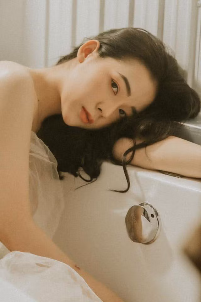 Ngoài thời gian dành cho công việc, Quỳnh Miêu cũng thích được đi đây đó, khám phá những miền đất mới. Khi đi du lịch, cô nàng cảm thấy những áp lực, căng thẳng cũng được giải tỏa phần nào đó.