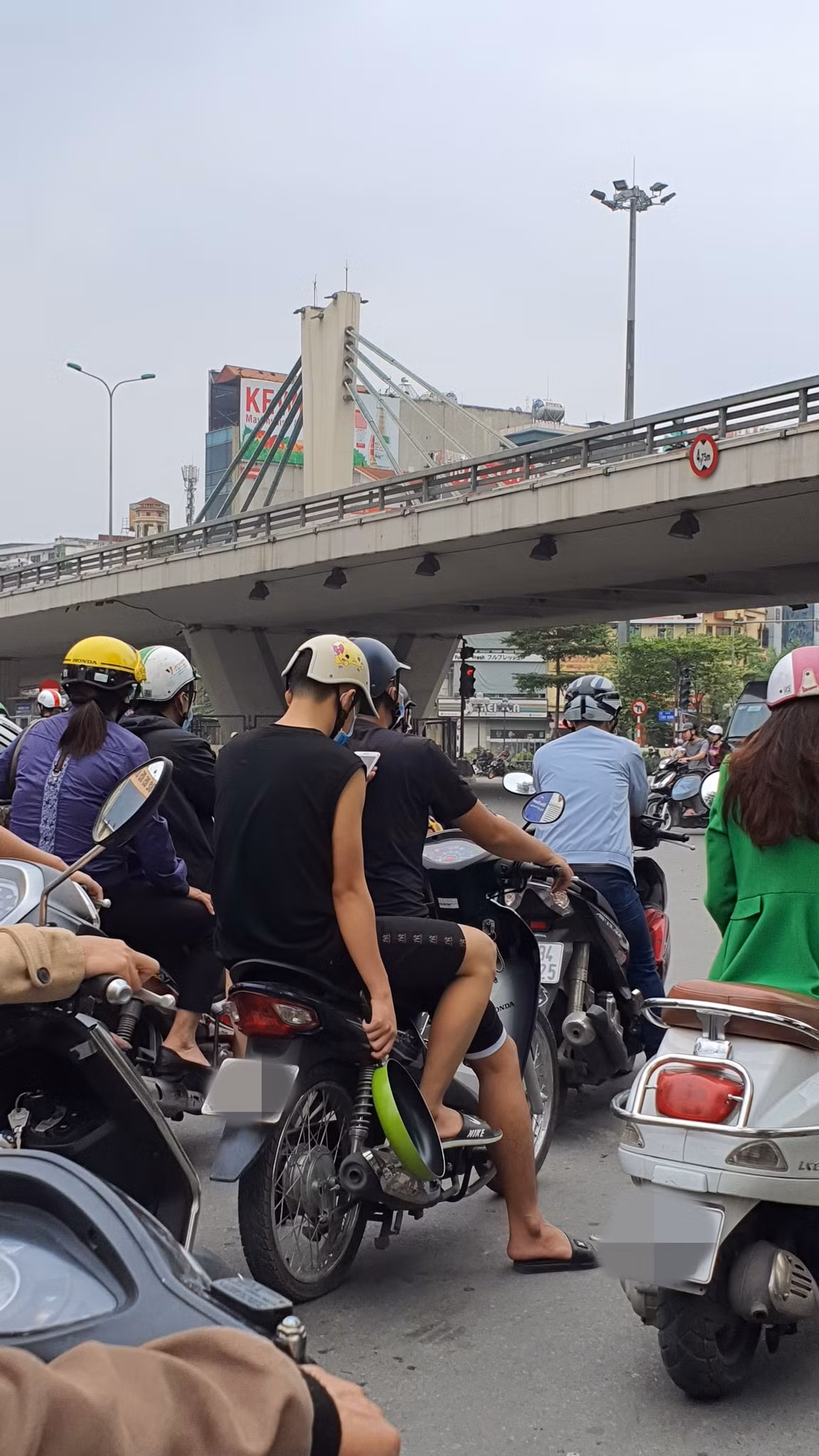 Không ít bạn trẻ đã cầm chảo ra đường giống như chiếc chảo mà vị HLV Wowy đã đưa ra trong tập phát sóng vừa qua.