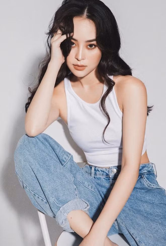 Chi Hoàng hiện đang sở hữu tài khoản Instagram cá nhân với gần 20 ngàn lượt theo dõi.