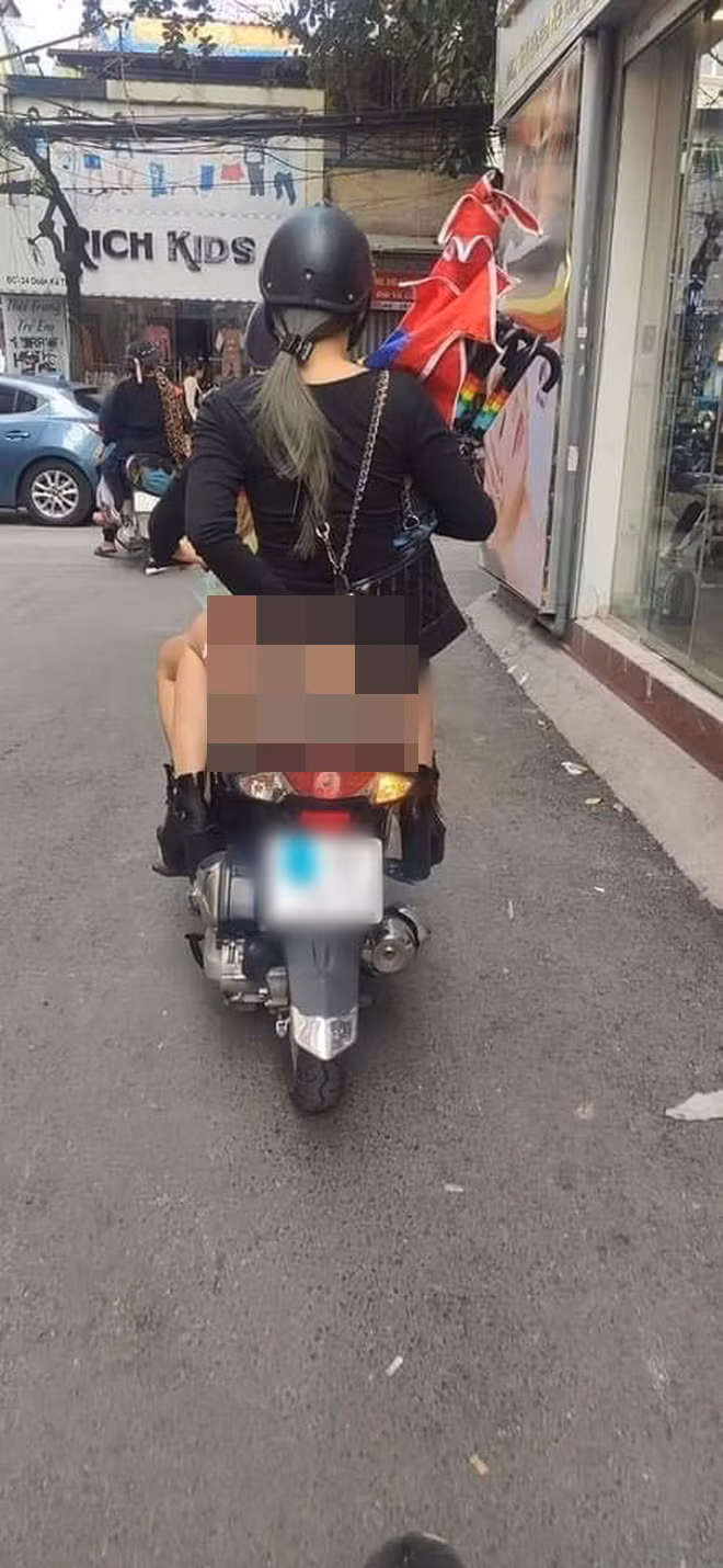 Mới đây, trên mạng xã hội chia sẻ hình ảnh ghi lại sự cố ăn mặc phản cảm của một cô gái trẻ trên đường phố. Theo đó, cô gái này đã mặc bộ đồ đen bó sát ngồi sau chiếc xe máy do một nam thanh niên điều khiển.
