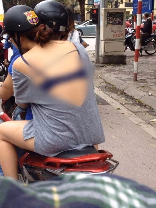 Những chiếc áo xẻ ngang, xẻ dọc, xộc xệch khiến nhiều người đi đường phải lắc đầu ngao ngán.