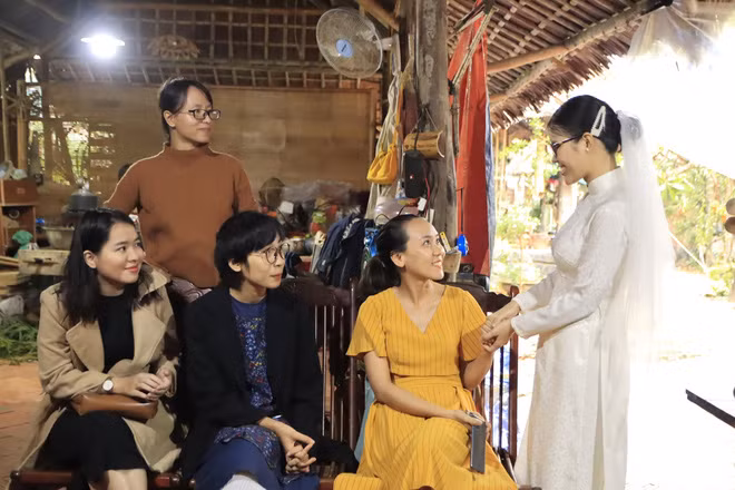 Sau 3 năm tìm hiểu, họ quyết định đi tới hôn nhân. Tiệc báo hỷ nói trên được cặp đôi trân trọng gọi bằng cái tên là "'tiệc biết ơn".