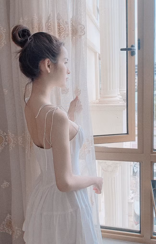 Hiện tại, cô đã thực sự sống trong hình hài bản thân ao ước, được làm đẹp, được xúng xính trong những chiếc váy điệu đà.