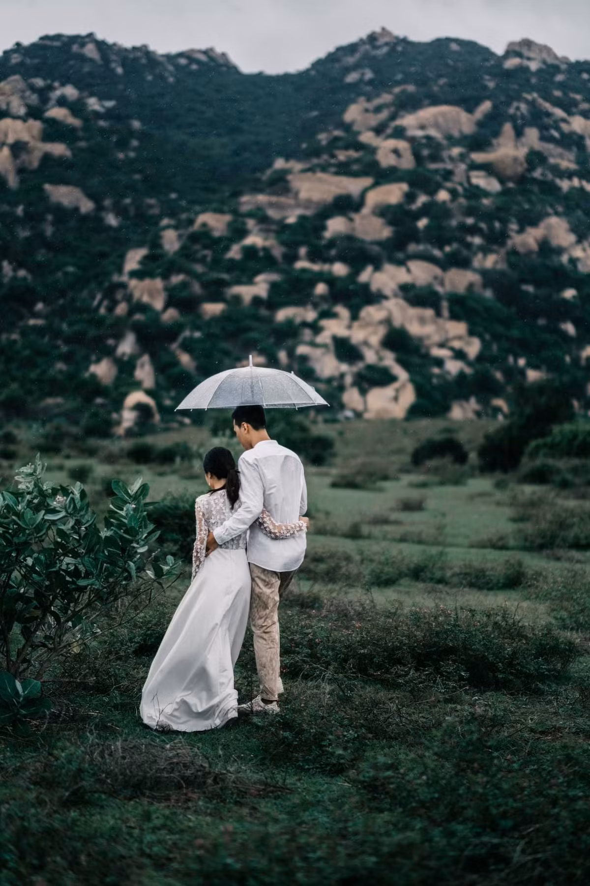 Diện bộ váy trắng dài thướt tha, vợ Chim Sẻ Đi Nắng khiến không ít người phải lác mắt ngắm nhìn vì nhan sắc quá xinh xắn, nhẹ nhàng.