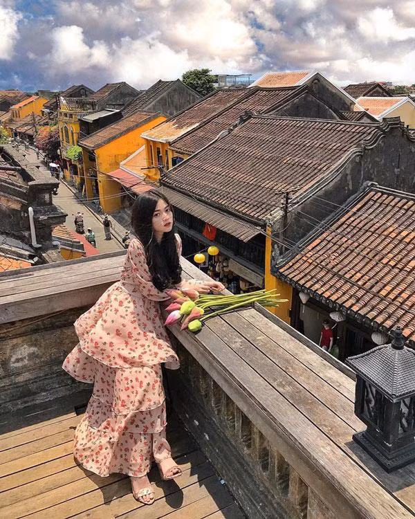 Cô nàng rất chăm chỉ chia sẻ những hình ảnh "bỏng mắt" của mình trên trang cá nhân và thu hút về hàng ngàn lượt quan tâm, yêu thích.