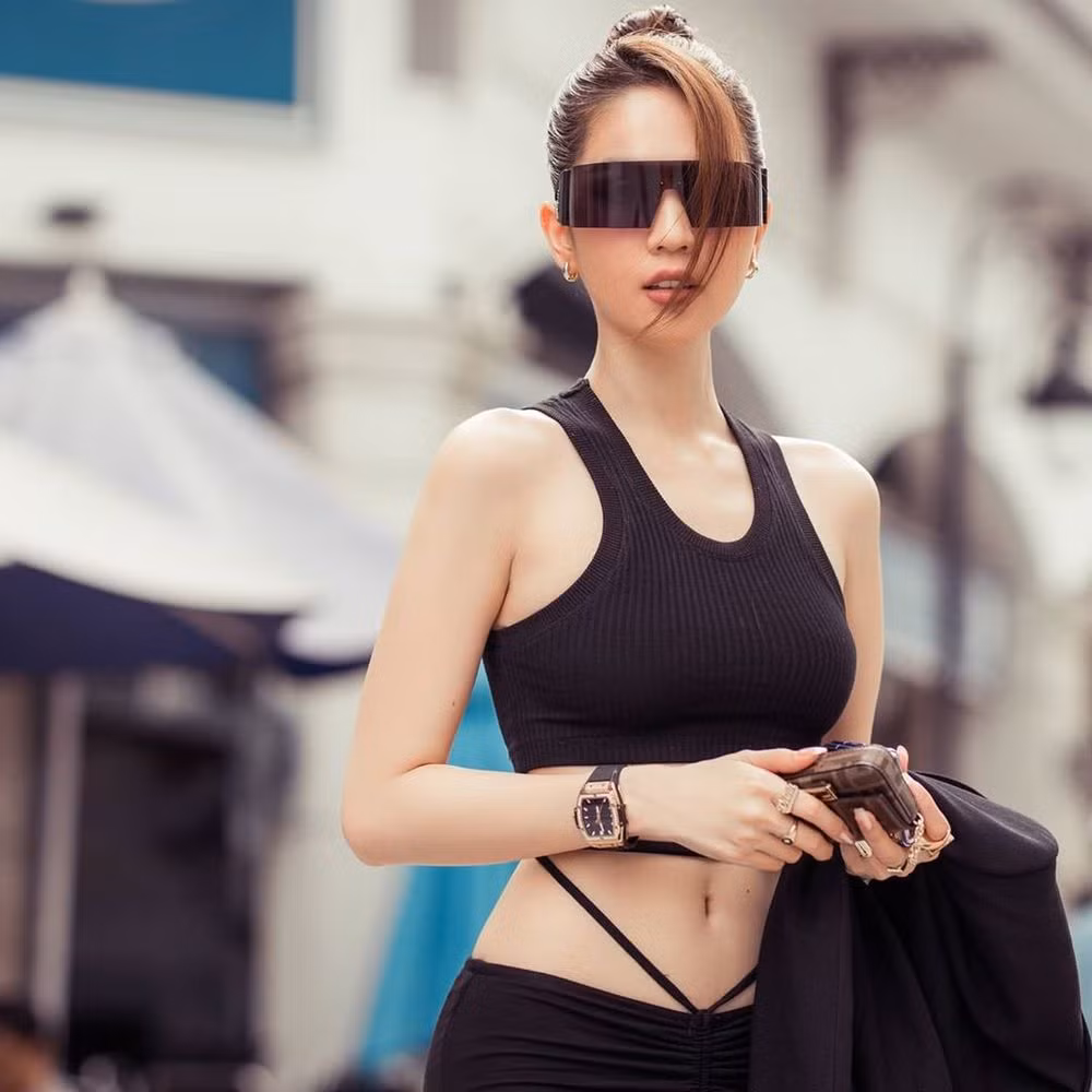 Mới đây, người đẹp Trà Vinh lại "đốt mắt" dân tình bằng bộ ảnh phong cách quần dây chằng chịt "đen" từ trên xuống vừa sành điệu lại hút mắt.