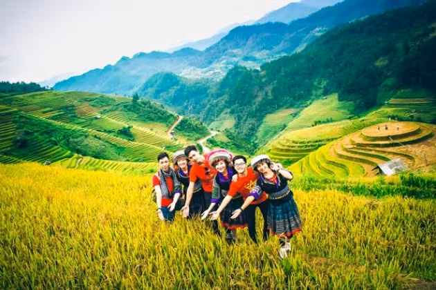 Từ lâu Mù Cang Chải đã nổi tiếng với những thửa ruộng bậc thang vàng óng nằm lơ lửng giữa vùng trời. Và đây đã trở thành địa điểm du lịch nổi tiếng dành cho những ai muốn khám phá, trải nghiệm đặc sản vùng núi rừng.