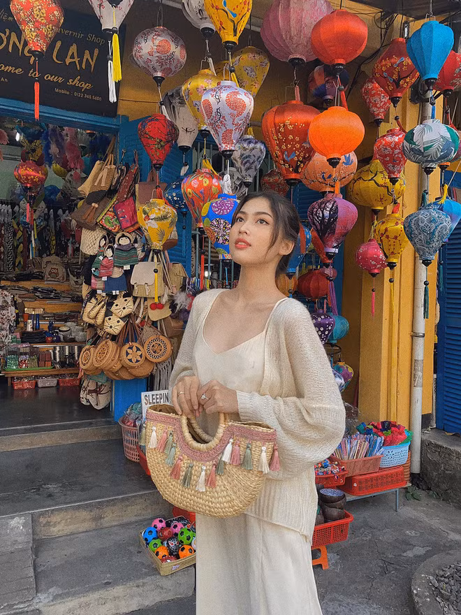 Với sự trẻ trung, ngọt ngào, Nguyễn Lê Ngọc Thảo chẳng ngại ngần diện lên mình những bộ đồ chuẩn trend mà cũng cực cuốn hút.