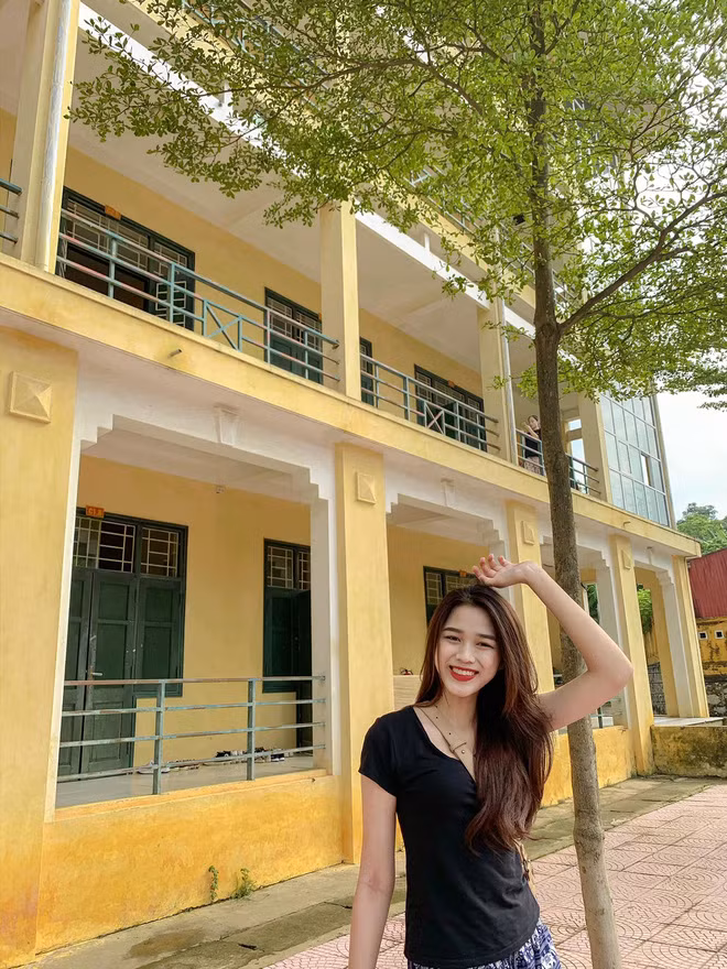 Cô nàng thường chuộng những items cơ bản như: áo blouse trắng, váy liền màu trung tính hay váy hoa nhí siêu nhã nhặn...