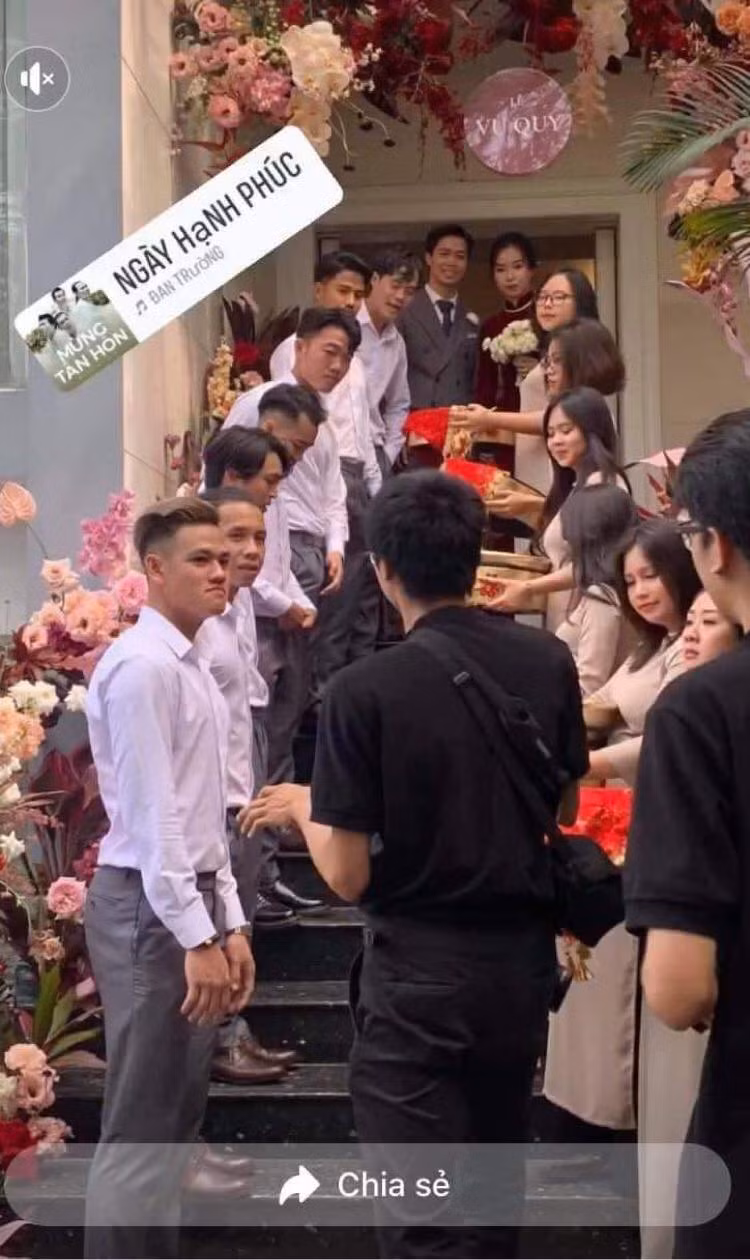 Được biết, những thành viên đội bê tráp đều là đồng đội thân thiết từ nhỏ tại Học viện HAGL JMG. Họ cũng có nhiều lần sát cánh cùng đội tuyển U19 và U22 Việt Nam trước đây.