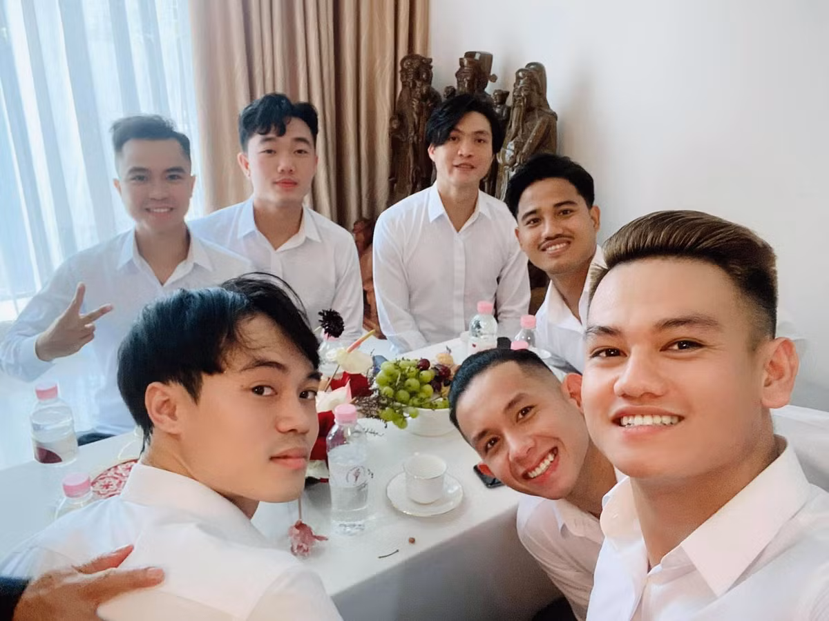 Những anh chàng tuyển thủ đều diện áo sơ mi trắng vô cùng bảnh bao.