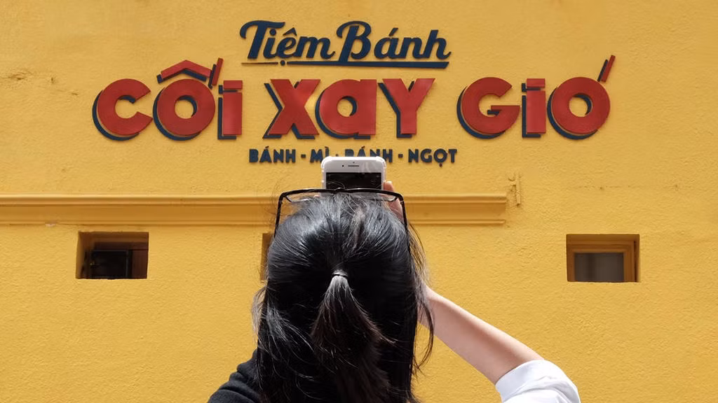 Khá nhiều cư dân mạng đã tranh thủ gợi nhớ lại kỷ niệm với bức tường vàng Đà Lạt bằng nhiều hình ảnh check - in tại nơi đây.