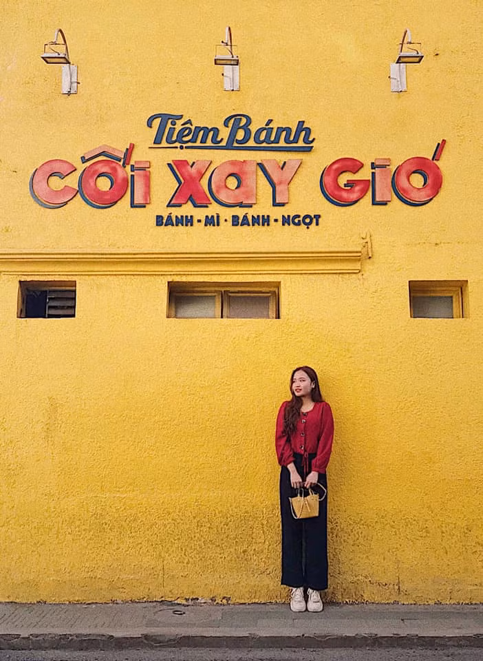 Những ai đã từng chụp ảnh ở đó rồi đều cảm thấy may mắn, còn ai chưa kịp tới Đà Lạt để chụp cùng bức tường vàng bao giờ thì hụt hẫng vô cùng.