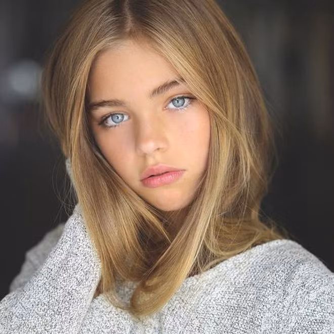 Jade Weber từng là người mẫu nhí nổi bật của Hollywood với vẻ đẹp lai từ ba dòng máu là Pháp, Mỹ và Trung Quốc. Ngay từ nhỏ, mẫu nhí sinh năm 2005 đã thể hiện rất rõ tố chất nghệ thuật của mình.