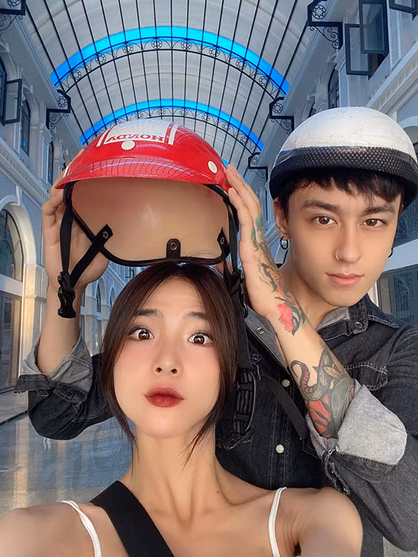 Ấn tượng ban đầu của hot girl eo thon về người yêu là vẻ đẹp trai như hot boy, còn chàng trai cảm mến cô nàng vì tính cách hiền lành, dễ thương. Kể từ giây phút đó, mối quan hệ giữa họ chính thức được đẩy lên mức hơn cả bạn bè. Cả hai bắt đầu tìm hiểu về nhau nhiều và cũng bắt đầu yêu nhau.
