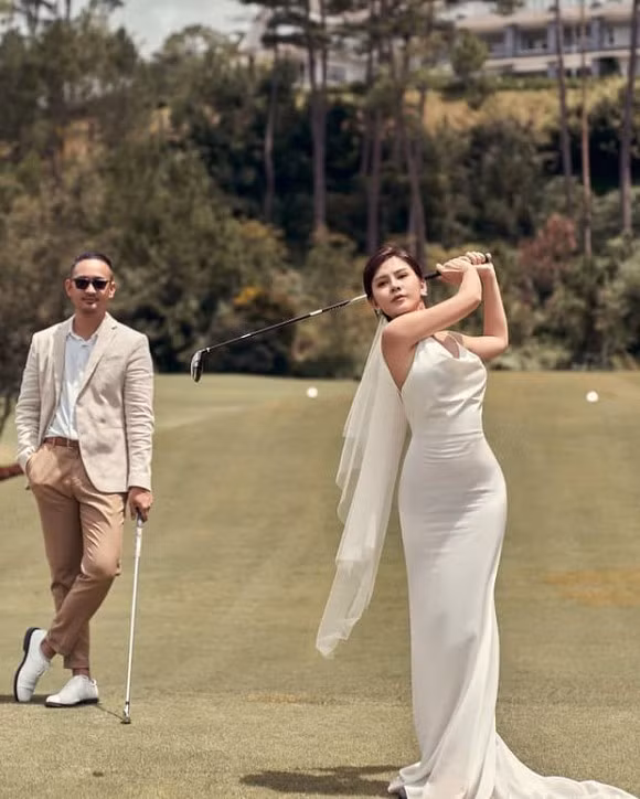 Nữ MC được bạn trai cầu hôn vào tháng 7/2020 ở sân golf.