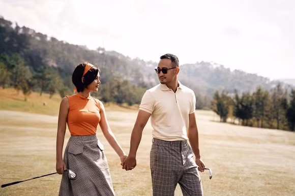 Được biết, sân golf là địa điểm cực kì đặc biệt với cả hai, bởi đây là nơi MC Thu Hoài và Hoàng Nam đến với nhau. Nàng MC xinh đẹp đi nhầm sân golf nên được chàng giám đốc đích thân đứng lớp.