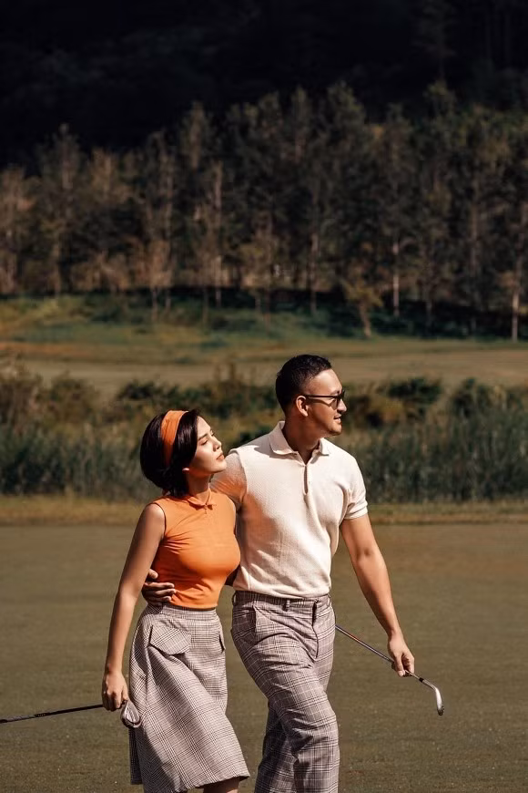 Sau khi công khai chuyện tình yêu "đi nhầm sân golf", cặp đôi này liên tục đăng tải những hình ảnh hết sức lãng mạn, tình tứ khiến cư dân mạng chỉ biết ghen tị mà thôi.