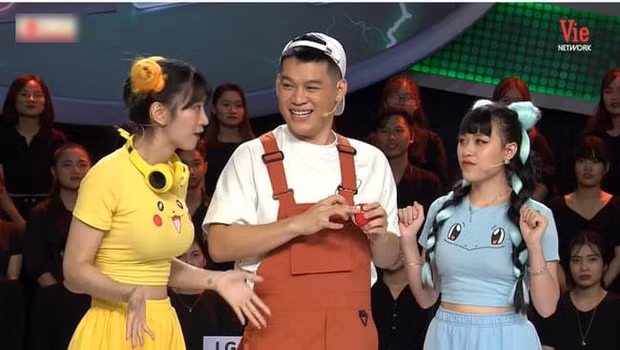 Vốn sở hữu vòng ngực khủng, chiếc áo in gương mặt Pikachu nằm ở điểm nhạy cảm của hot girl này khiến không ít người "đỏ mắt".