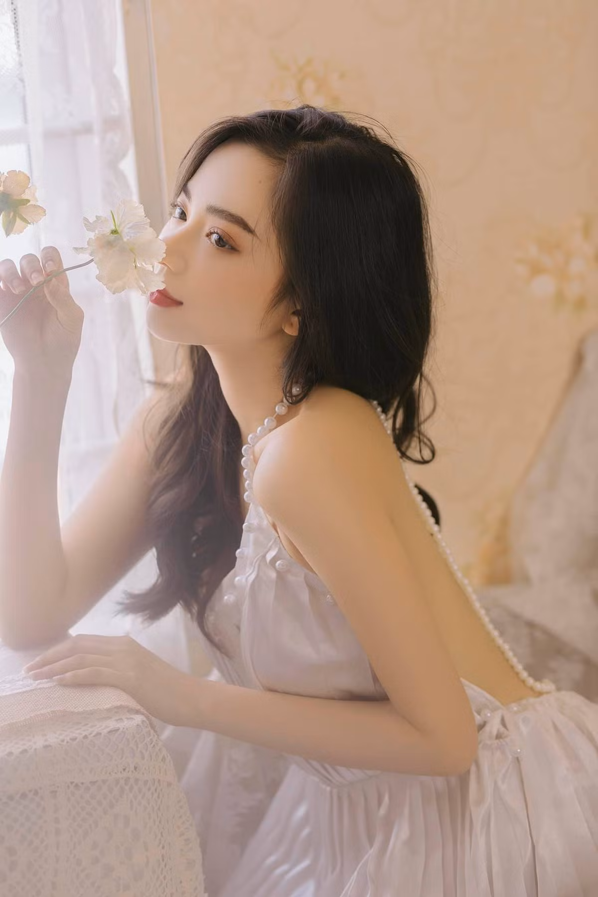 Kim Chi tự nhận xét mình khá lận đận trong chuyện tình cảm. 9X chia sẻ từng tỏ tình 2 lần nhưng đều bị từ chối. "Mình nhanh quên lắm và không phải tuýp con gái lụy tình nên đến giờ vẫn kệ, bao giờ duyên tới thì nhận".