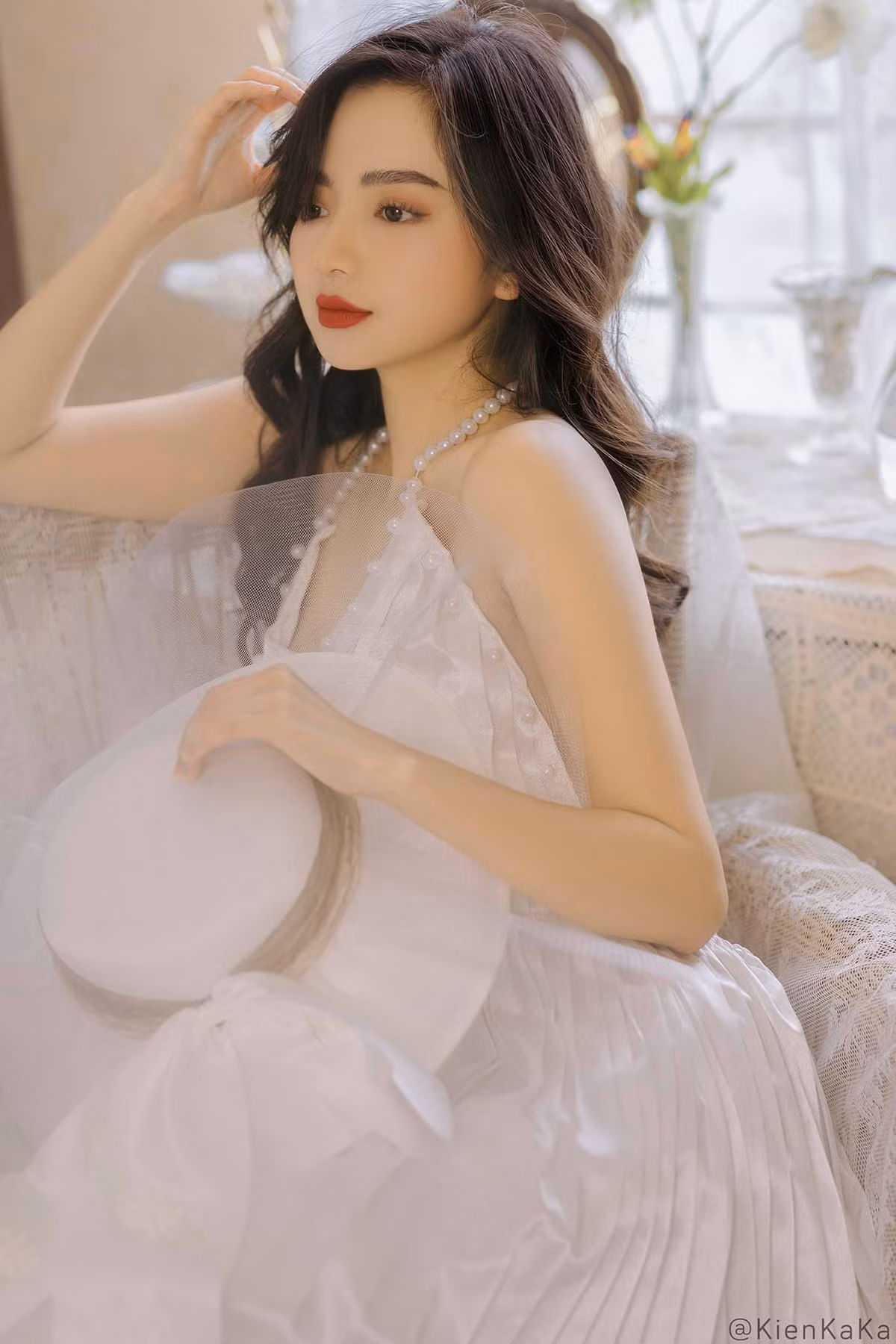 Mọi người xung quanh thường nhận xét Chi là cô gái mạnh mẽ, hòa đồng và nhiệt huyết.