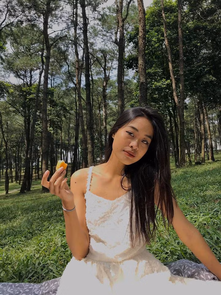 Duyên chia sẻ hiện tại cô rất yêu thích và tự tin với làn da của mình. Thế nhưng, nữ sinh từng có thời gian dài tự ti, bị bạn bè trêu chọc là "Duyên đen".
