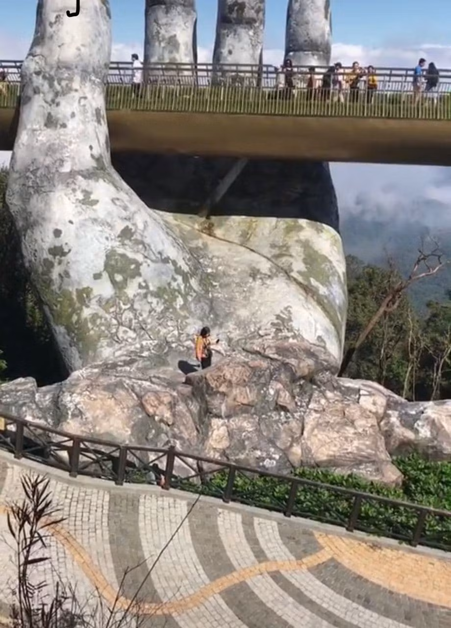 Du khach xuong ban tay Cau Vang Da Nang nhan du 
