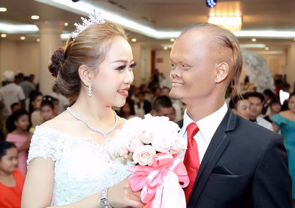 Ở thời điểm đó, cư dân mạng còn đua nhau bàn tán rằng Nong Kwan đến với Lae Joi chỉ vì tiền và sự nổi tiếng bởi anh chàng làm diễn viên hài lâu năm, tham gia nhiều chương trình và có tài sản lớn.