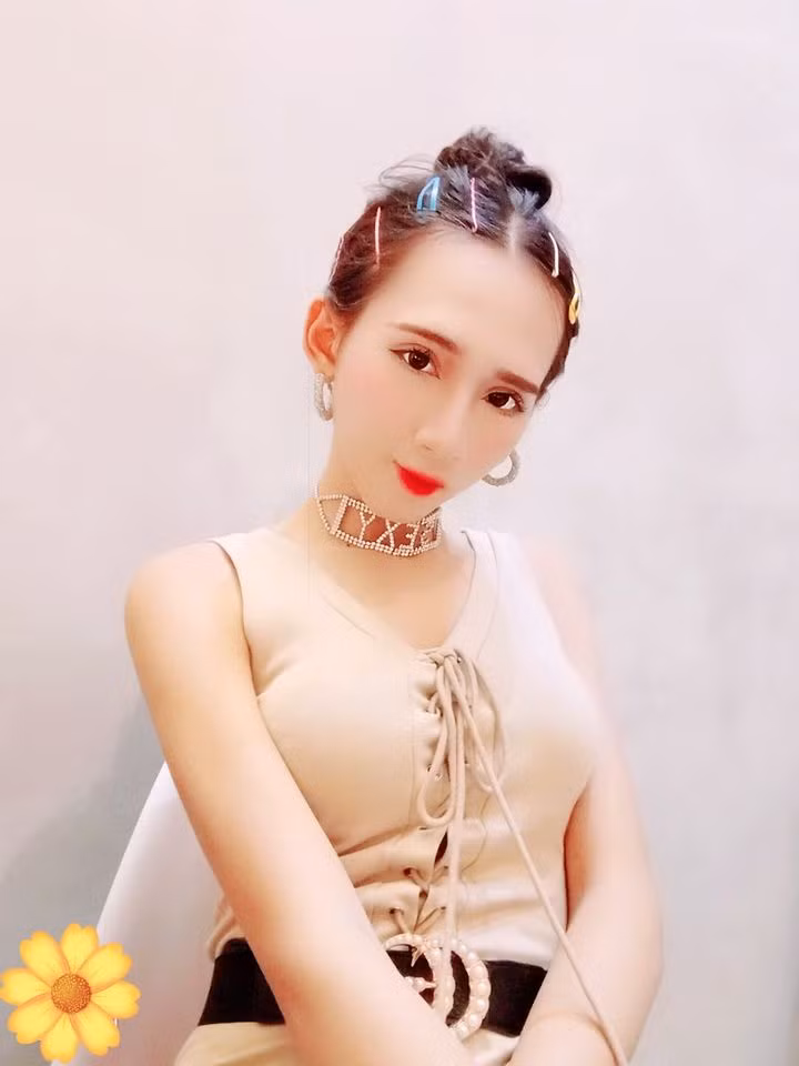 Minh Anh luôn mặc trang phục tôn dáng, thường có điểm nhấn nổi bật hoặc lấp lánh cầu kỳ.