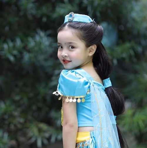 Con gái mỹ nhân đẹp nhất Philippines đã nhận được vô số lời khen như “Nàng công chúa xinh đẹp”, “Đáng yêu quá”, “Xinh xắn, dễ thương hết phần người khác rồi”,...từ cư dân mạng dành cho nhan sắc của cô bé.
