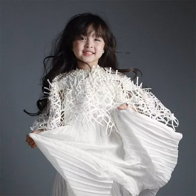 Các khán giả đều đồng tình rằng cô nhóc có rất nhiều nét giống mẹ.