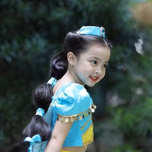 Khoác lên mình bộ trang phục tông xanh điểm vàng, bé Zia xinh xắn tới mức khiến dân mạng “đứng ngồi không yên”.