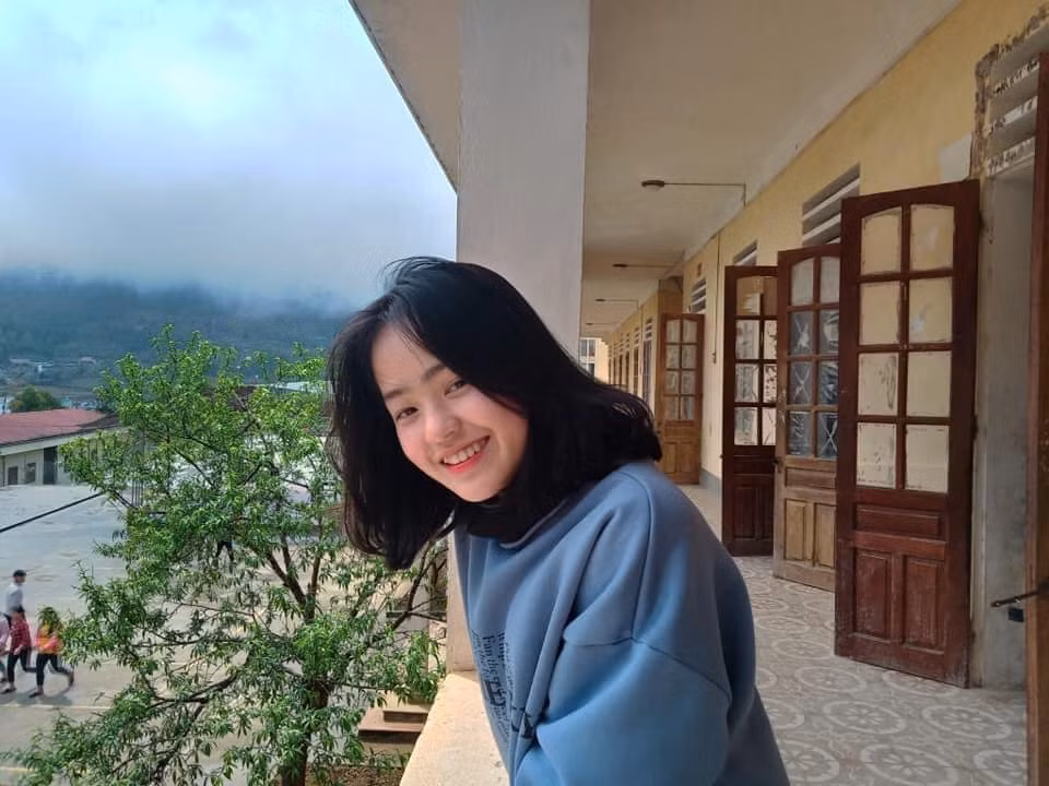 Hiện tại Vàng Thị Sinh đang là học sinh lớp 12 tại một trường THPT trên địa bàn tỉnh Hà Giang. Cô bạn vẫn sở hữu gương mặt baby với làn da hồng hào đáng yêu, đôi mắt biết cười và khoé miệng xinh xinh.