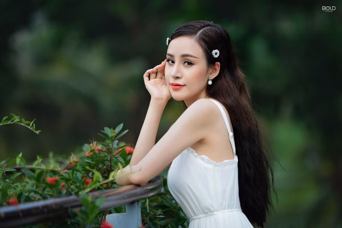 Nổi tiếng bằng những phát ngôn sốc và hình ảnh hở hang đến phản cảm, Bà Tưng đã trở thành một hiện tượng lạ trong cộng đồng mạng xã hội ở Việt Nam.