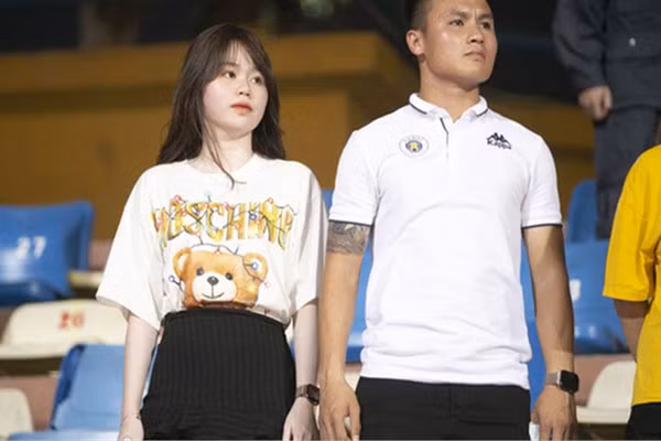 Bạn gái Quang Hải - Huỳnh Anh còn bị một tài khoản Facebook tung ra nhiều bằng chứng cho thấy đã "cắm sừng" chàng tiền vệ.