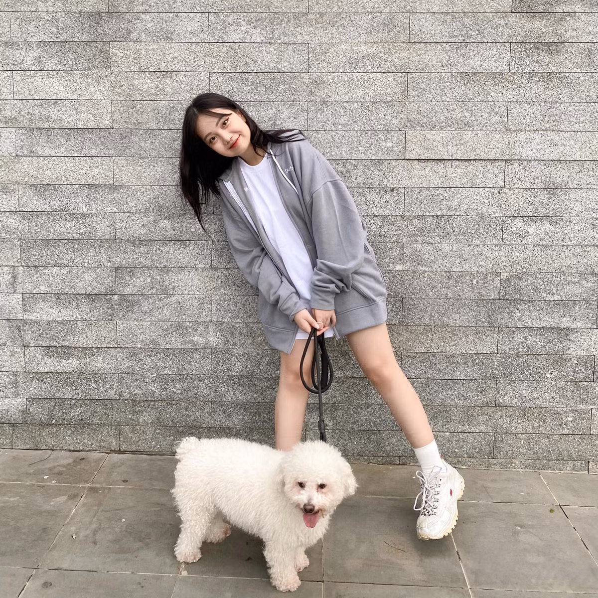 Cô nàng bén duyên với nghề mẫu ảnh từ năm lớp 12 và có thu nhập tốt nhờ công việc này.