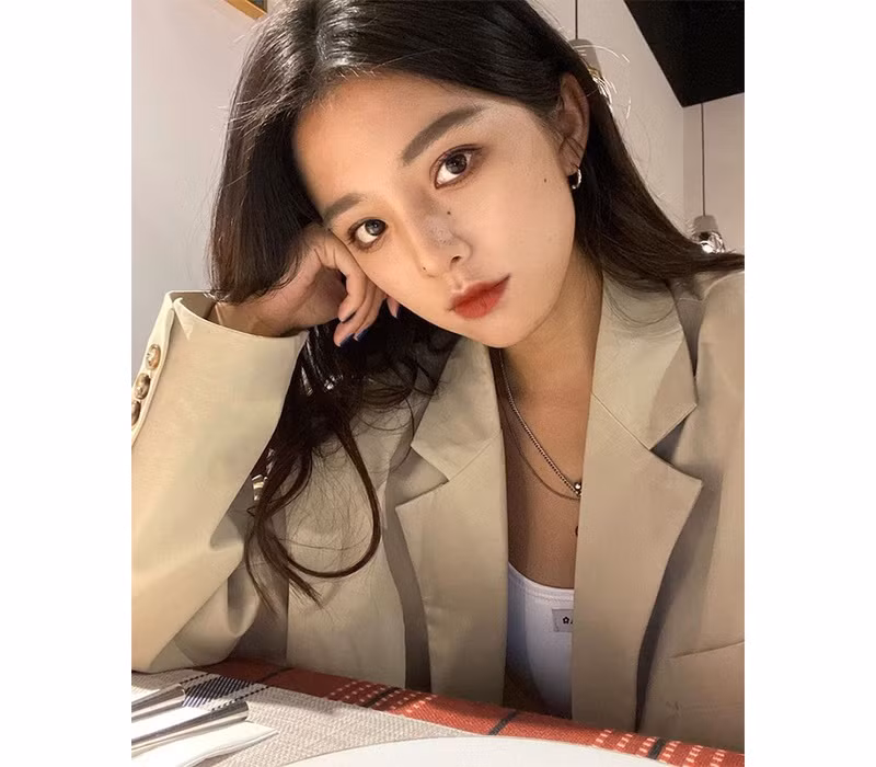 Chen Zi sinh ngày 27/4/1995, là một người mẫu mang quốc tịch Trung Quốc. Cô nàng vẫn còn trẻ và chỉ mới vào nghề khoảng vài năm trở lại đây.