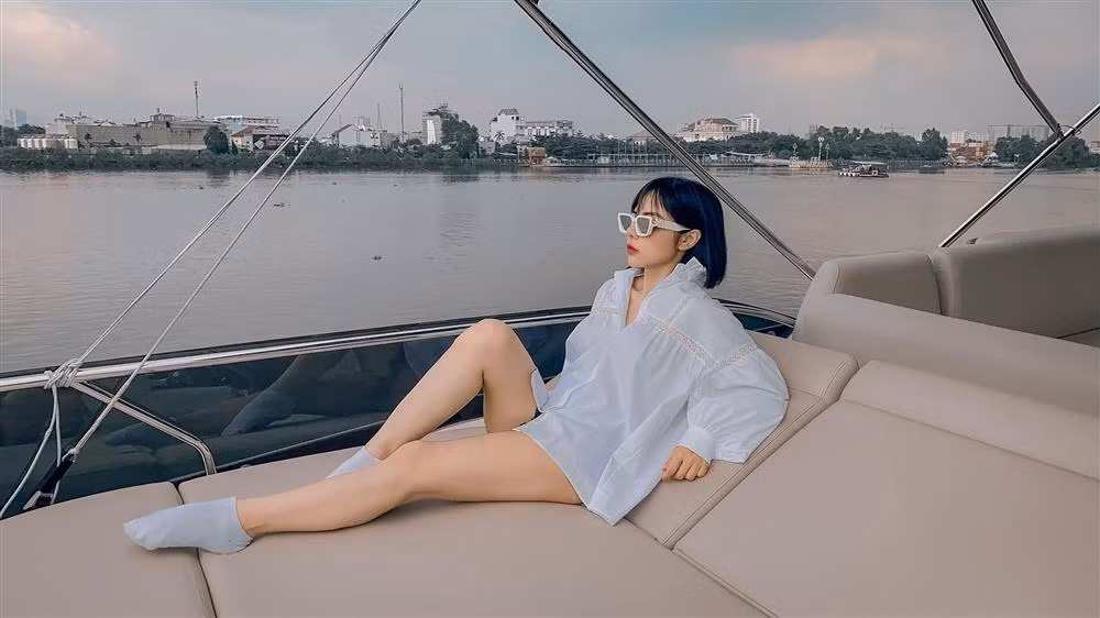 So với hình ảnh trên sóng truyền hình, ngoài đời, Lan Phương có phần trưởng thành hơn.