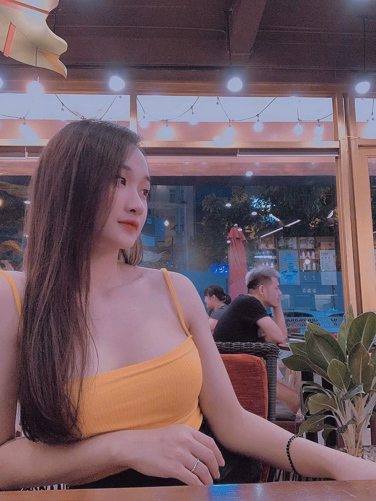 Với ngoại hình chuẩn, nhan sắc xinh đẹp cô thường xuyên đăng tải những hình ảnh bên học sinh của mình và những hoạt động giảng dạy ở trường, nhưng về đời tư thì có phần ít chia sẻ hơn.