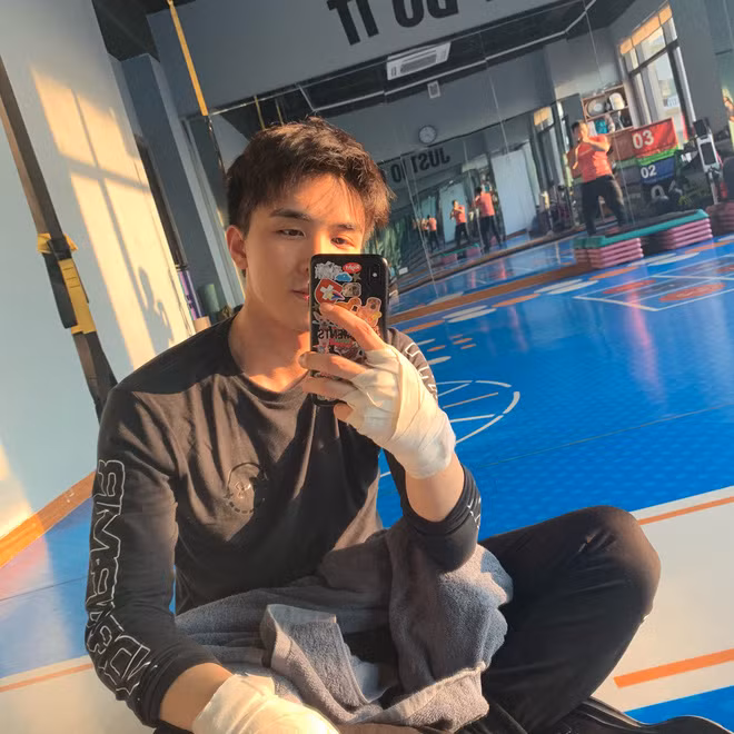 Được biết, người anh quốc dân này đang tự tay sáng lập một công ty mỹ phẩm, điều hành cửa hàng trực tuyến có tới hàng chục triệu lượt theo dõi.